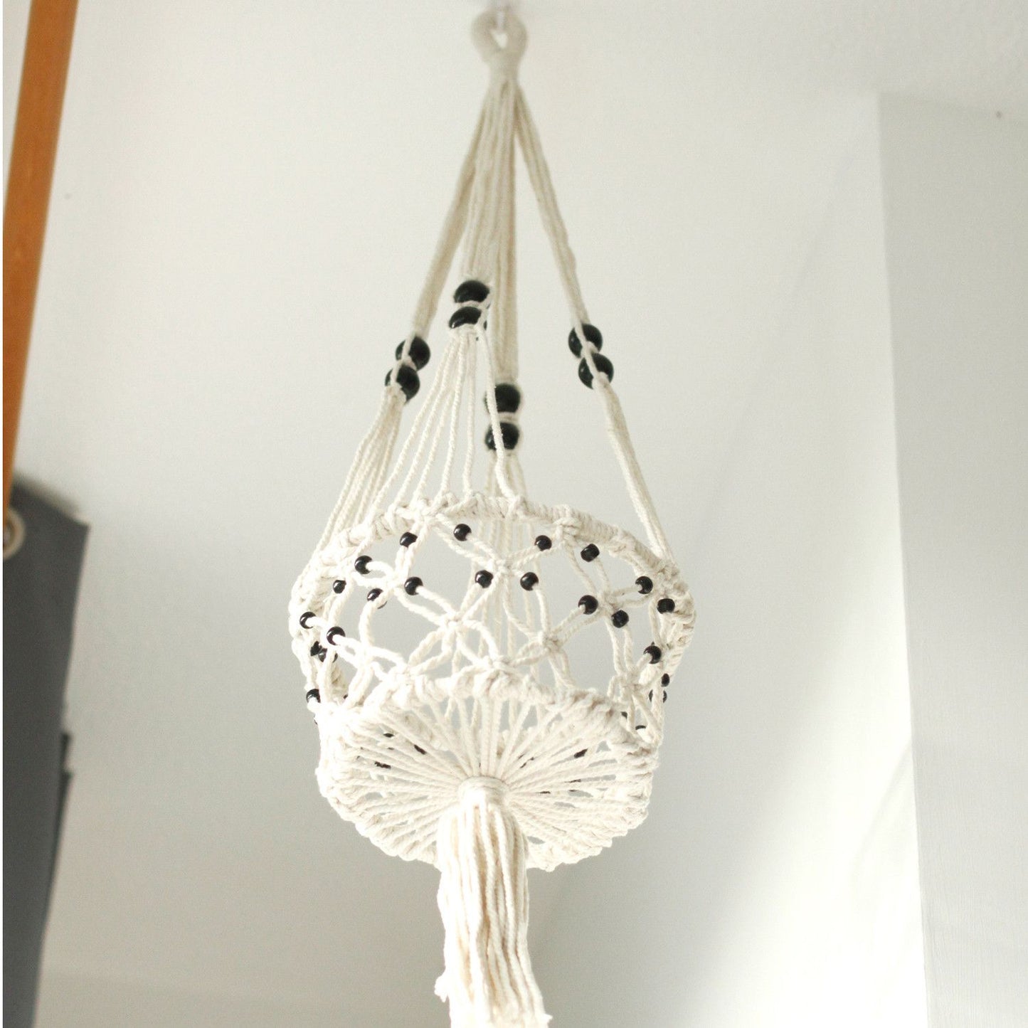 Macramé plantenhanger enkel groot zijaanzicht kralen - bohemian stijl
