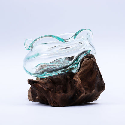 Detail golvende rand mondgeblazen glas op Gamal hout - Gesmolten Glas Golvende Kom Karma Vibes, luchtbelletjes als keurmerk van authentiek Balinees handwerk
