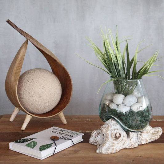 Handgemaakte glazen kom op whitewash hout - Gesmolten Glas collectie Karma Vibes

