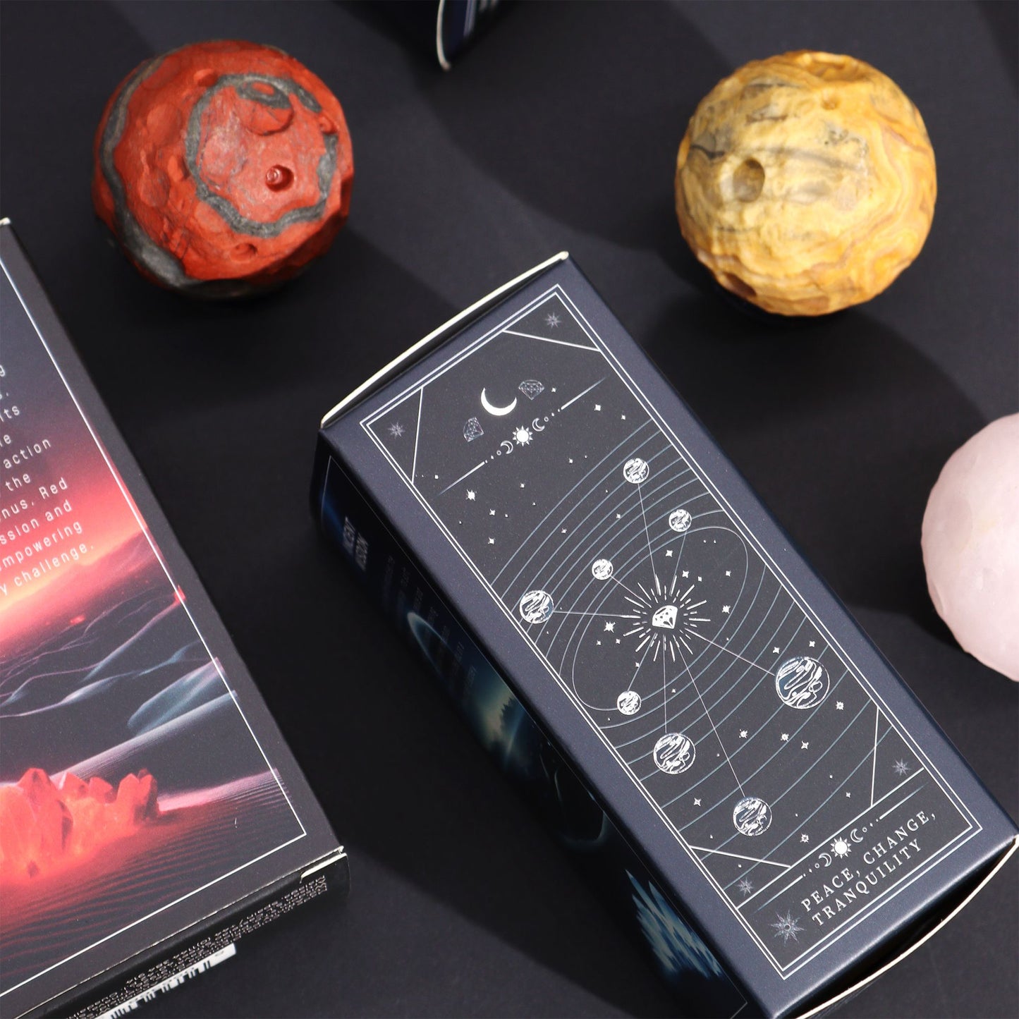 Edelsteen planeet Amethist op altaar, meditatie decoratie
