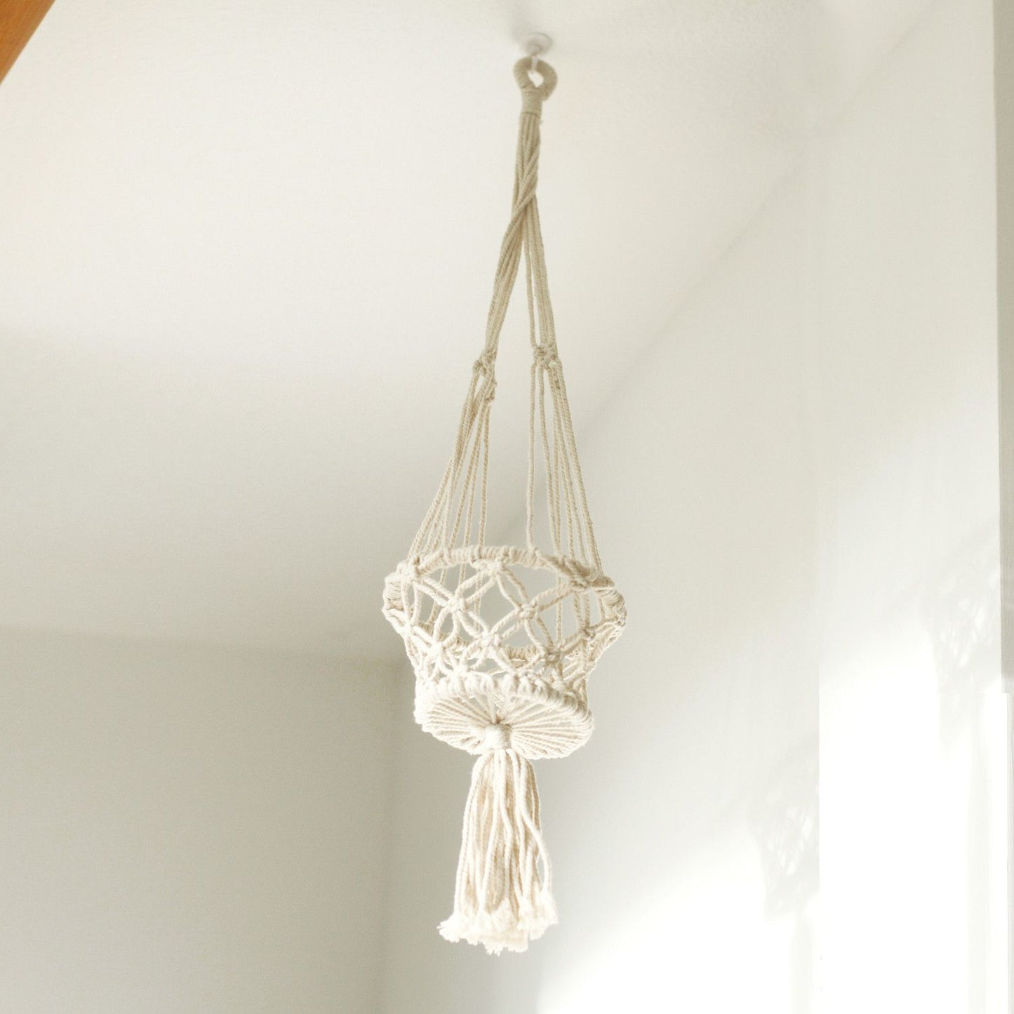 Macramé plantenhanger enkel klein zijaanzicht - minimalistische bohemian stijl
