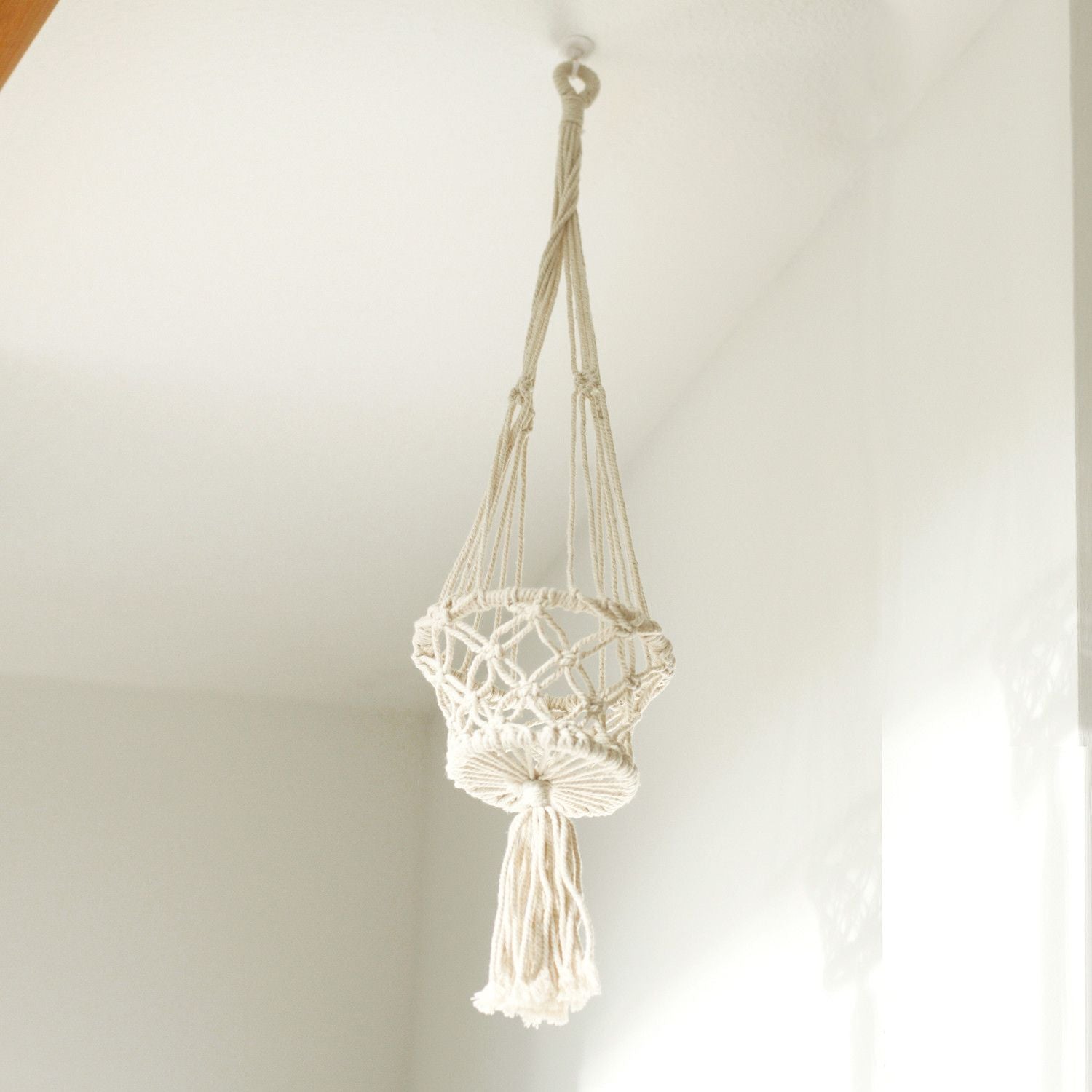 Macramé plantenhanger enkel klein zijaanzicht - minimalistische bohemian stijl
