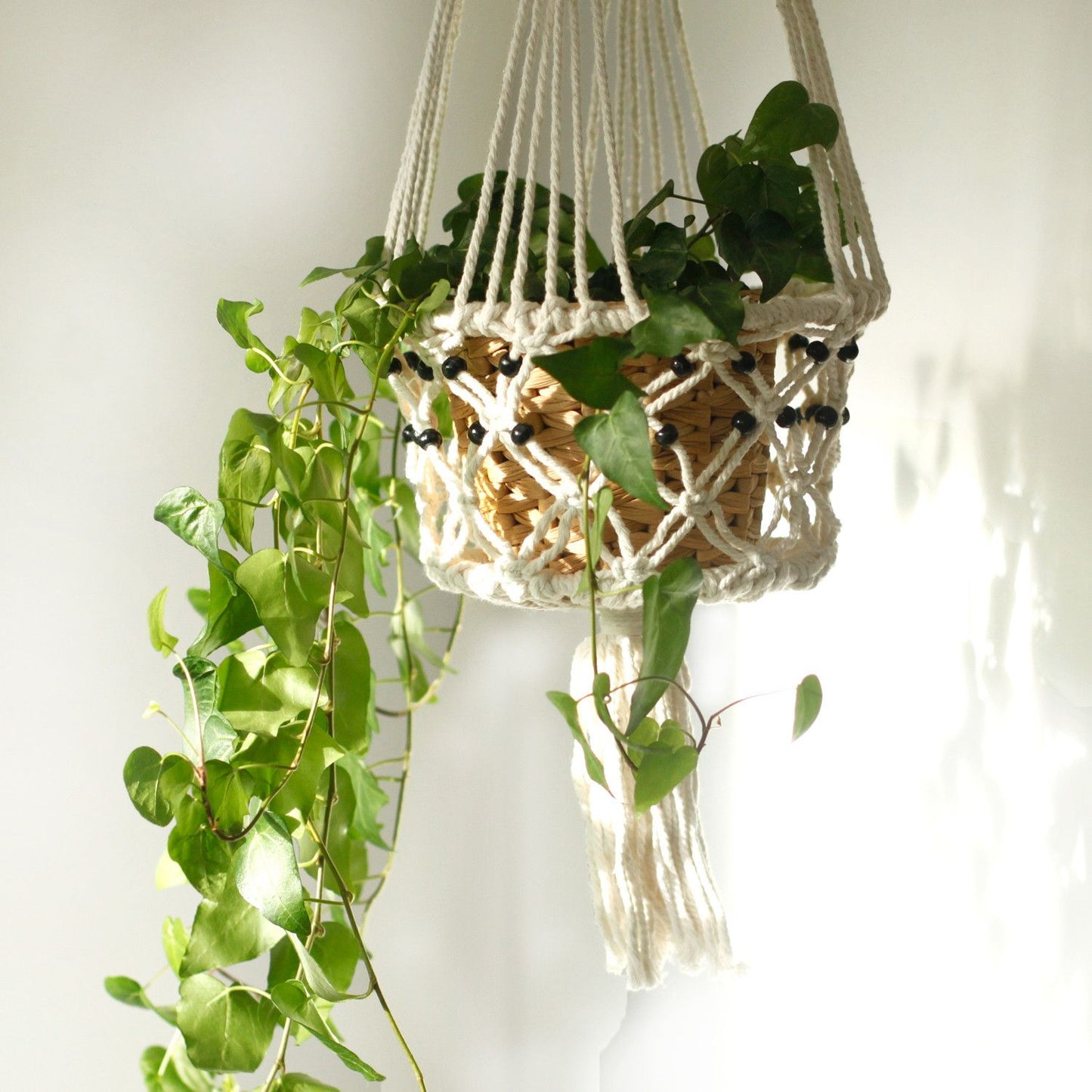 Macramé plantenhanger groot met plant en kralendetails - bohemian interieur decoratie
