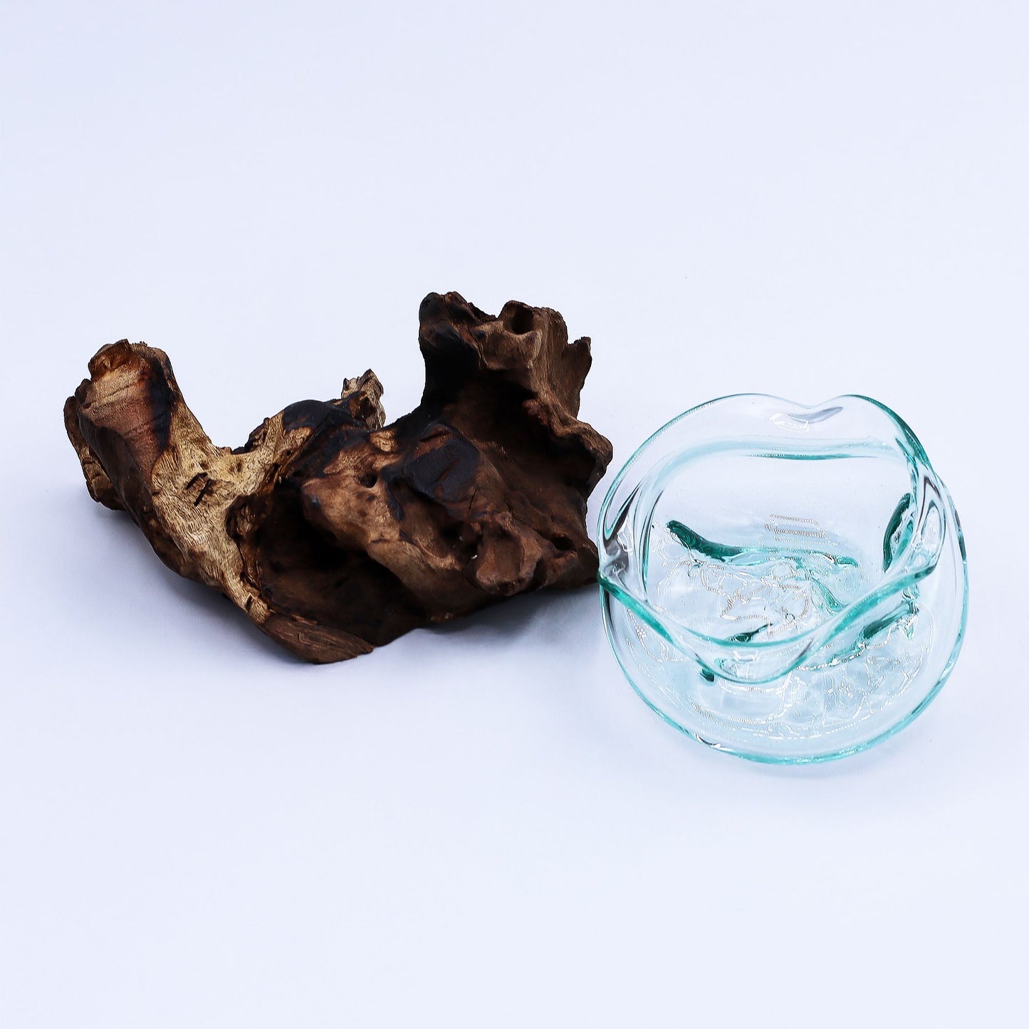 Handgemaakte golvende glazen kom op hout - mondgeblazen glas Bali, bevroren golf effect, bohemian interieur decoratie, duurzaam geproduceerd gerecycled glas, Karma Vibes
