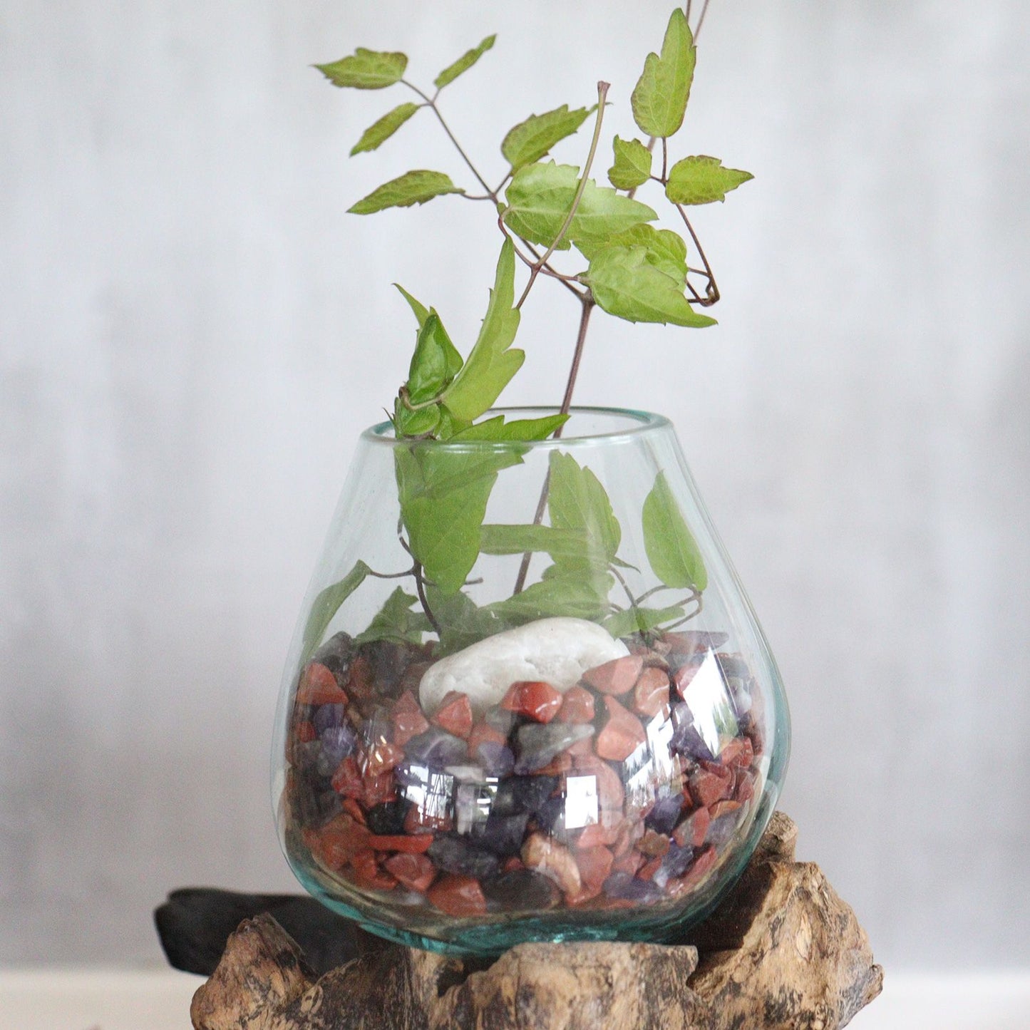Gesmolten Glas Kom op Houten Poot Large - royale decoratieve schaal voor edelstenen, kristallen of planten, mondgeblazen gerecycled glas op houten standaard, Balinese ambachtslieden
