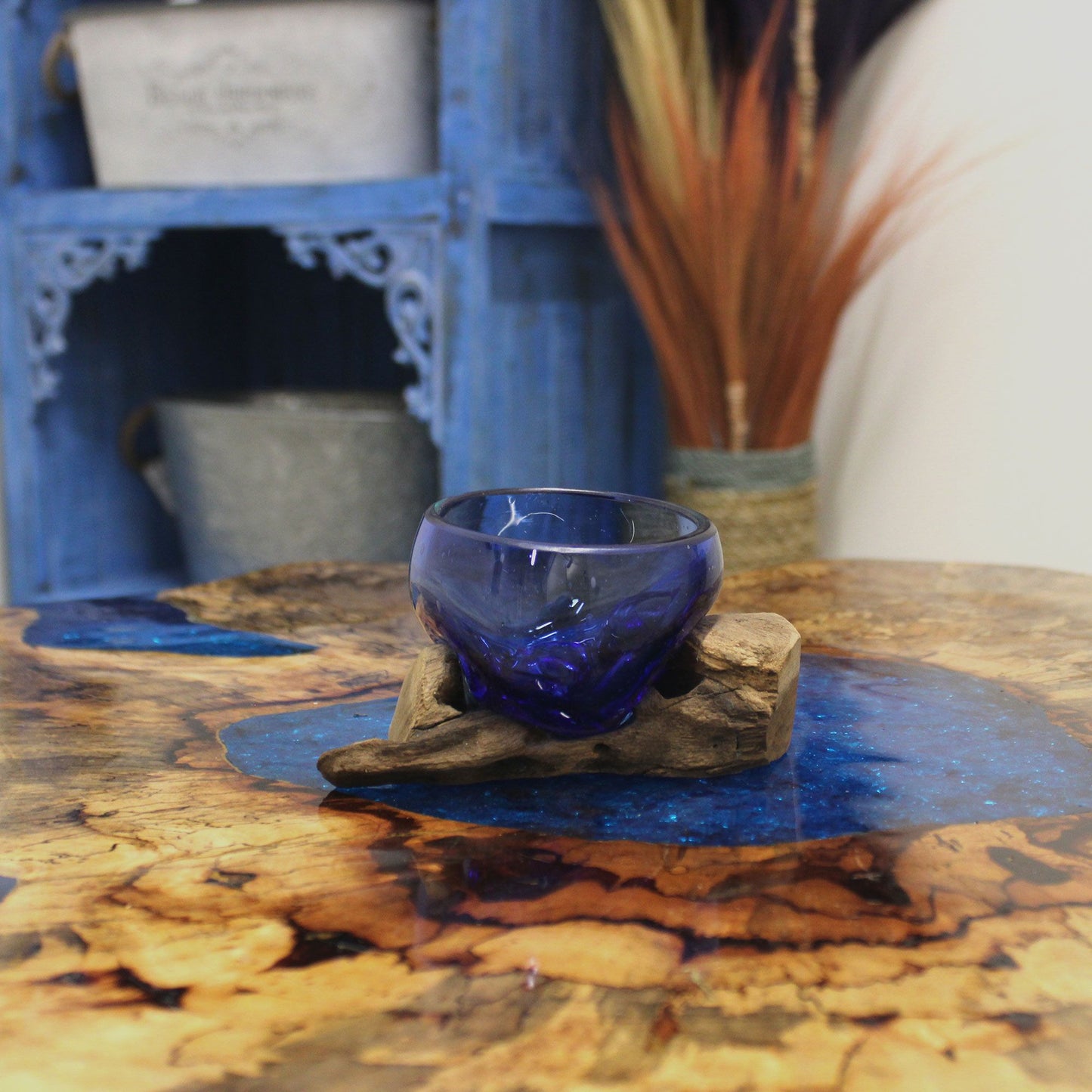 Detail blauw mondgeblazen glas op organisch Gamal hout - Gesmolten Glas Mini Kom, luchtbelletjes en kleurvariaties als keurmerk van authentiek Balinees handwerk
