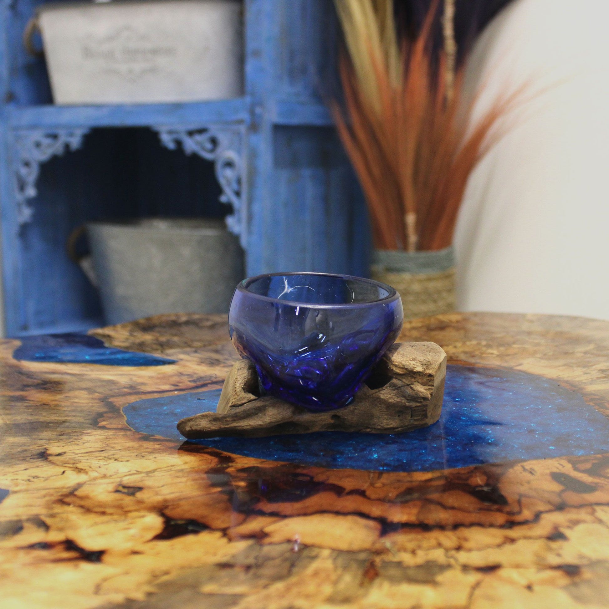 Detail blauw mondgeblazen glas op organisch Gamal hout - Gesmolten Glas Mini Kom, luchtbelletjes en kleurvariaties als keurmerk van authentiek Balinees handwerk
