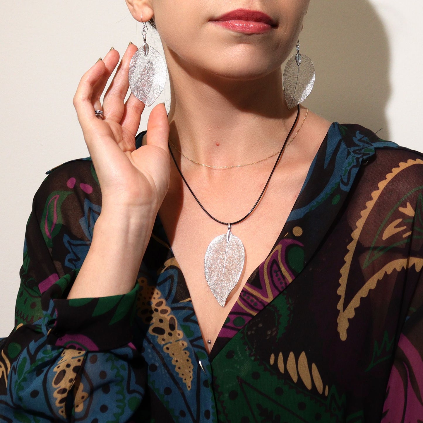 Paar unieke oorbellen van echte bladeren met zilver elektroplating en oorbelhaakjes
