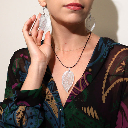 Paar unieke oorbellen van echte bladeren met zilver elektroplating en oorbelhaakjes
