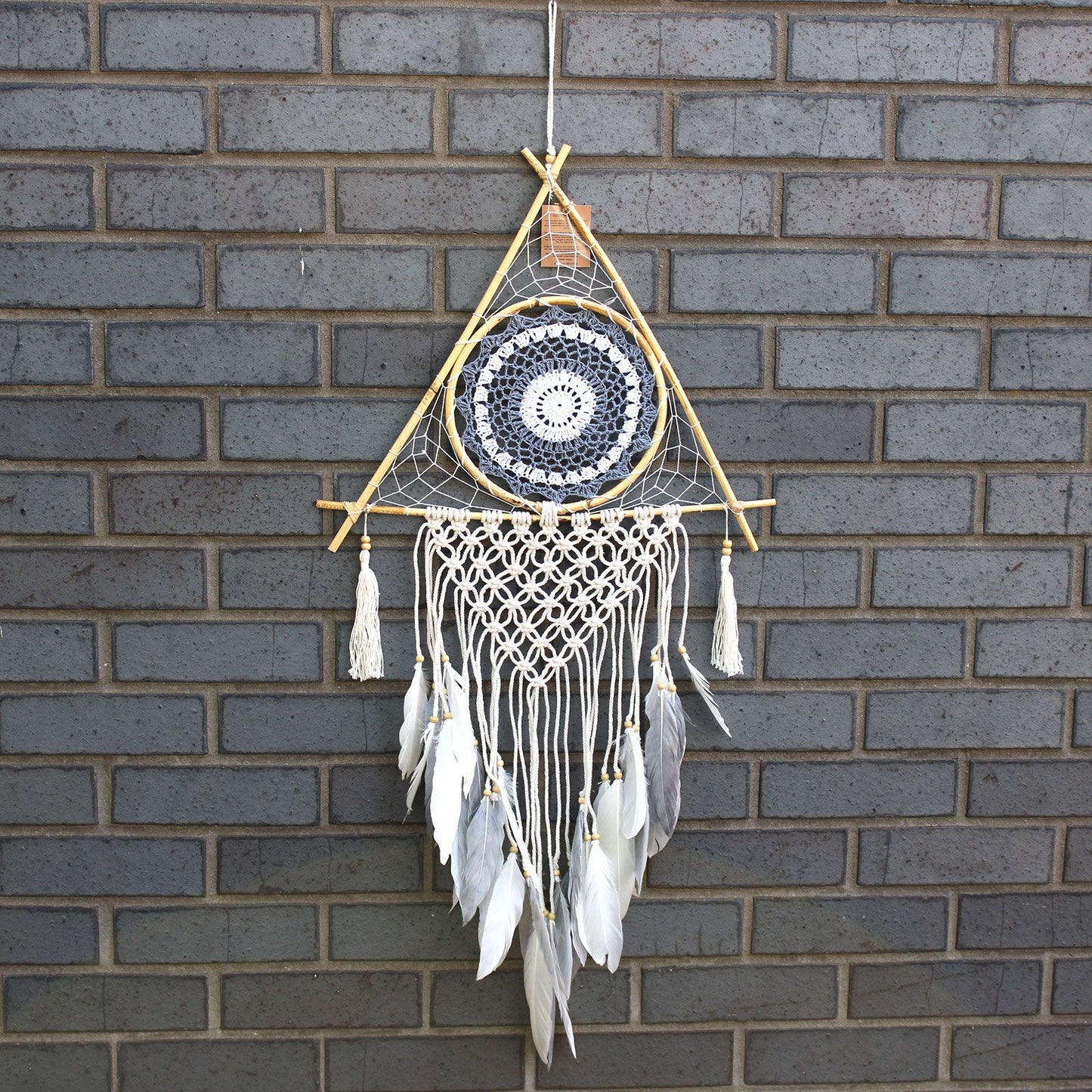 Handgemaakte piramide dromenvanger 35x140cm wit en grijs met Boze Oog symbool en macramé details
