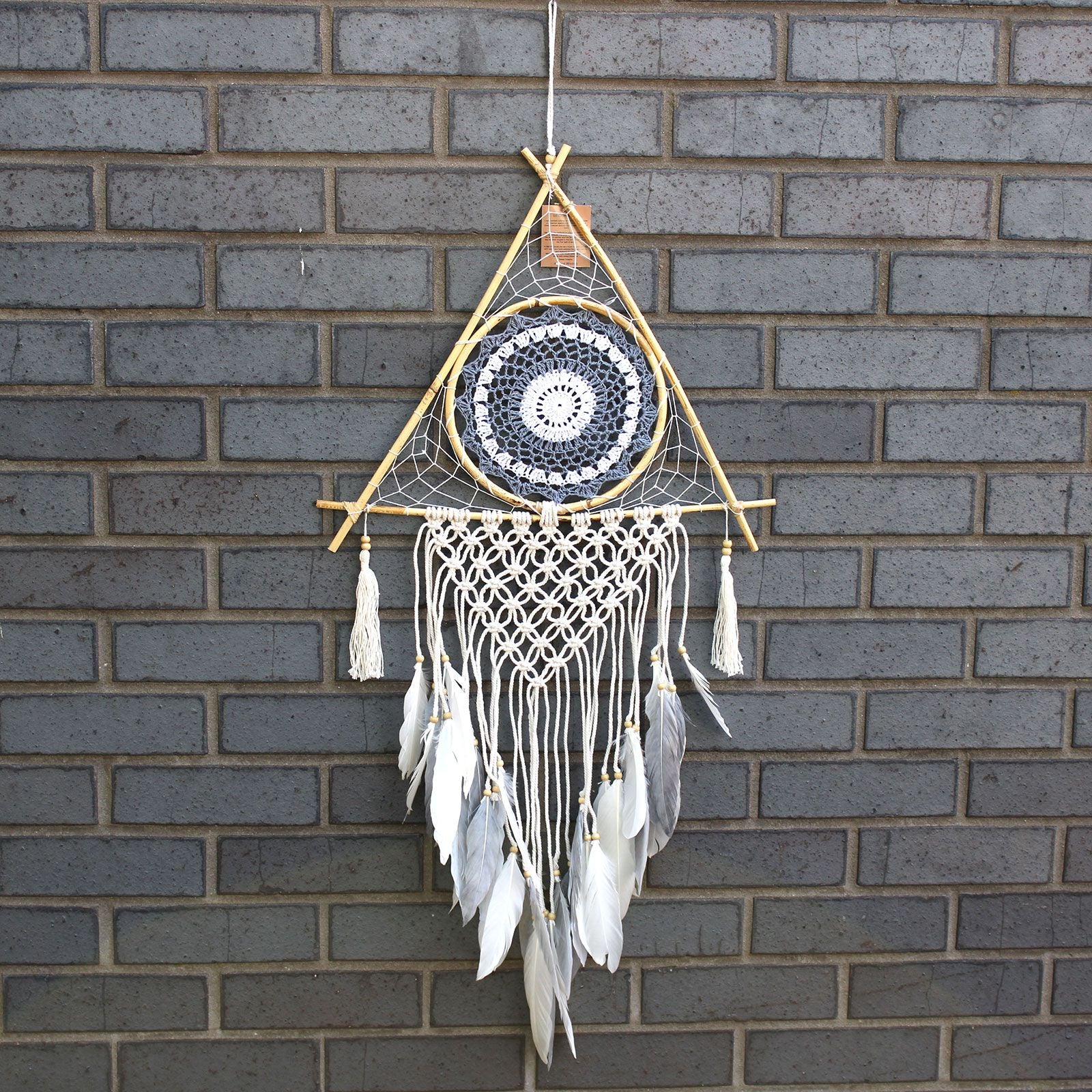 Handgemaakte piramide dromenvanger 35x140cm wit en grijs met Boze Oog symbool en macramé details
