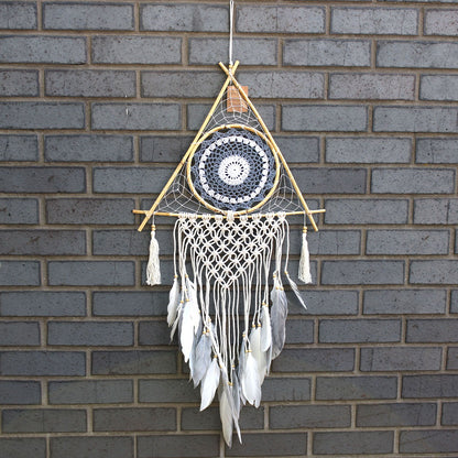 Handgemaakte piramide dromenvanger 35x140cm wit en grijs met Boze Oog symbool en macramé details
