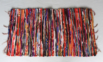 Handgeweven kleed van gerecycled Indiaas tapijt in levendige multikleuren met rag rug textuur, 50x90cm
