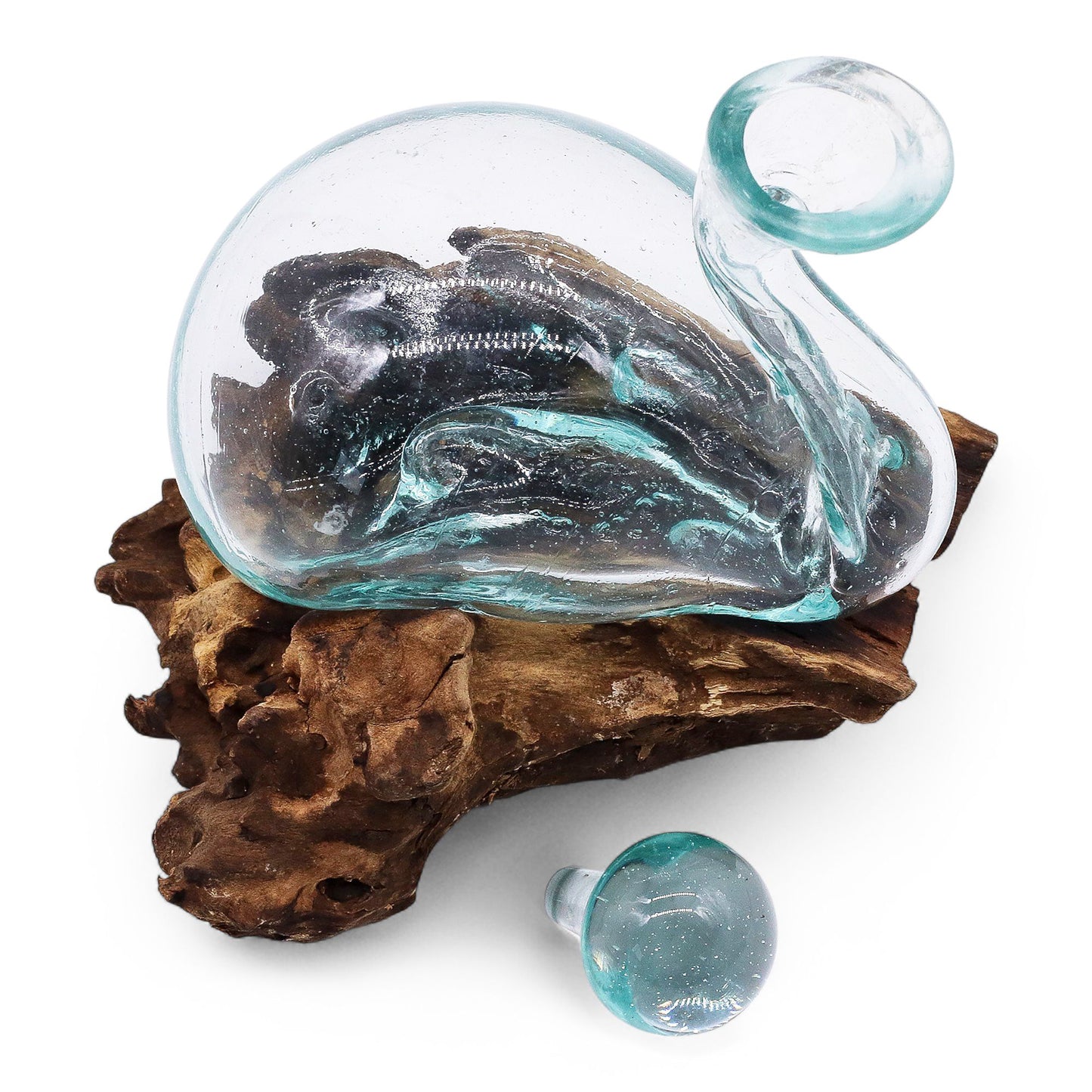 Detail eendensilhouet mondgeblazen glas op organisch Gamal hout - Gesmolten Glas Eend Karaf met Stop, ronde buik en sierlijke hals, authentiek Balinees handwerk 674 gram
