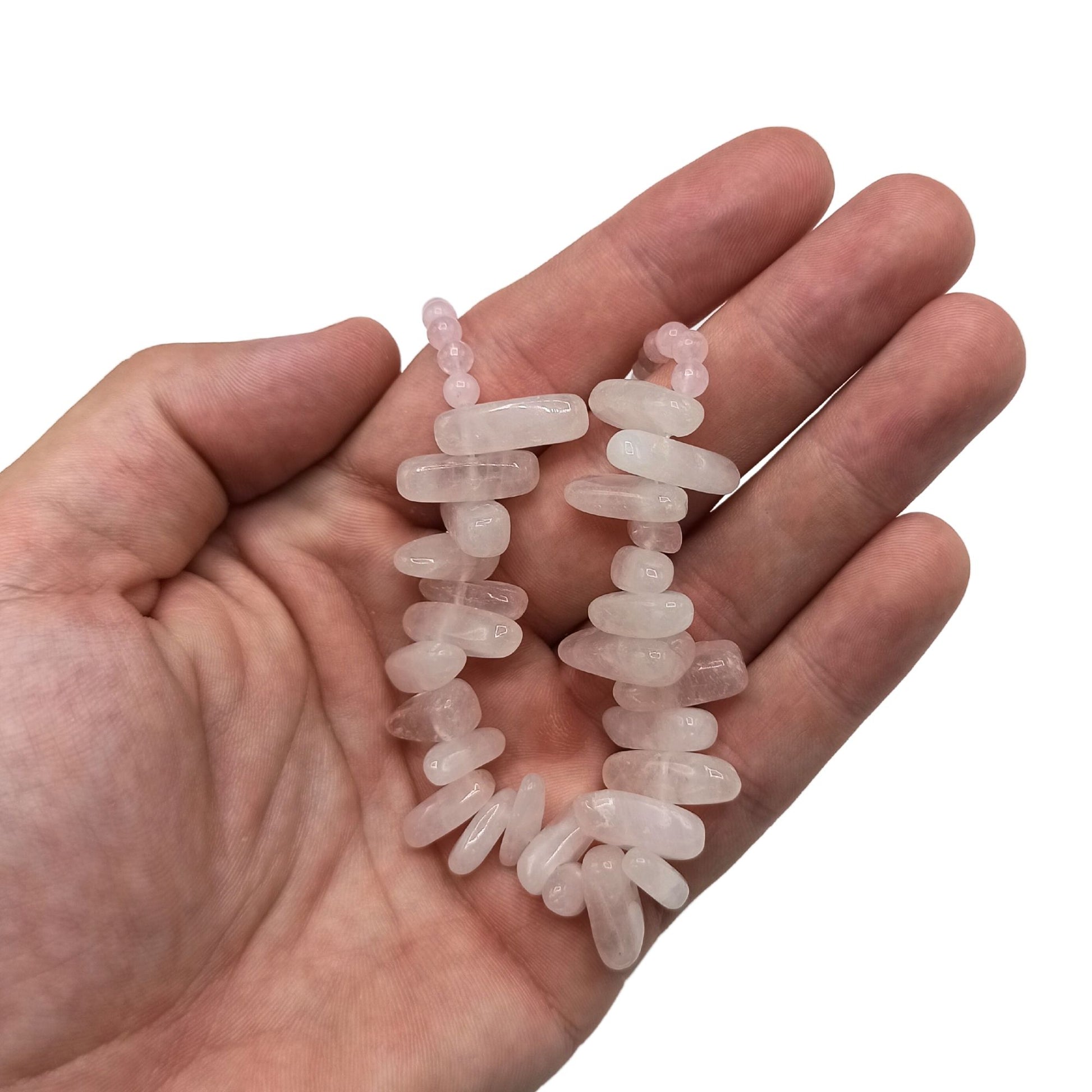 Close-up rozenkwarts edelsteenchips in elegante ketting met natuurlijke roze variaties
