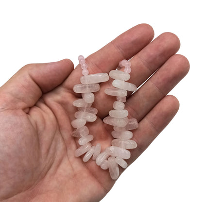 Close-up rozenkwarts edelsteenchips in elegante ketting met natuurlijke roze variaties
