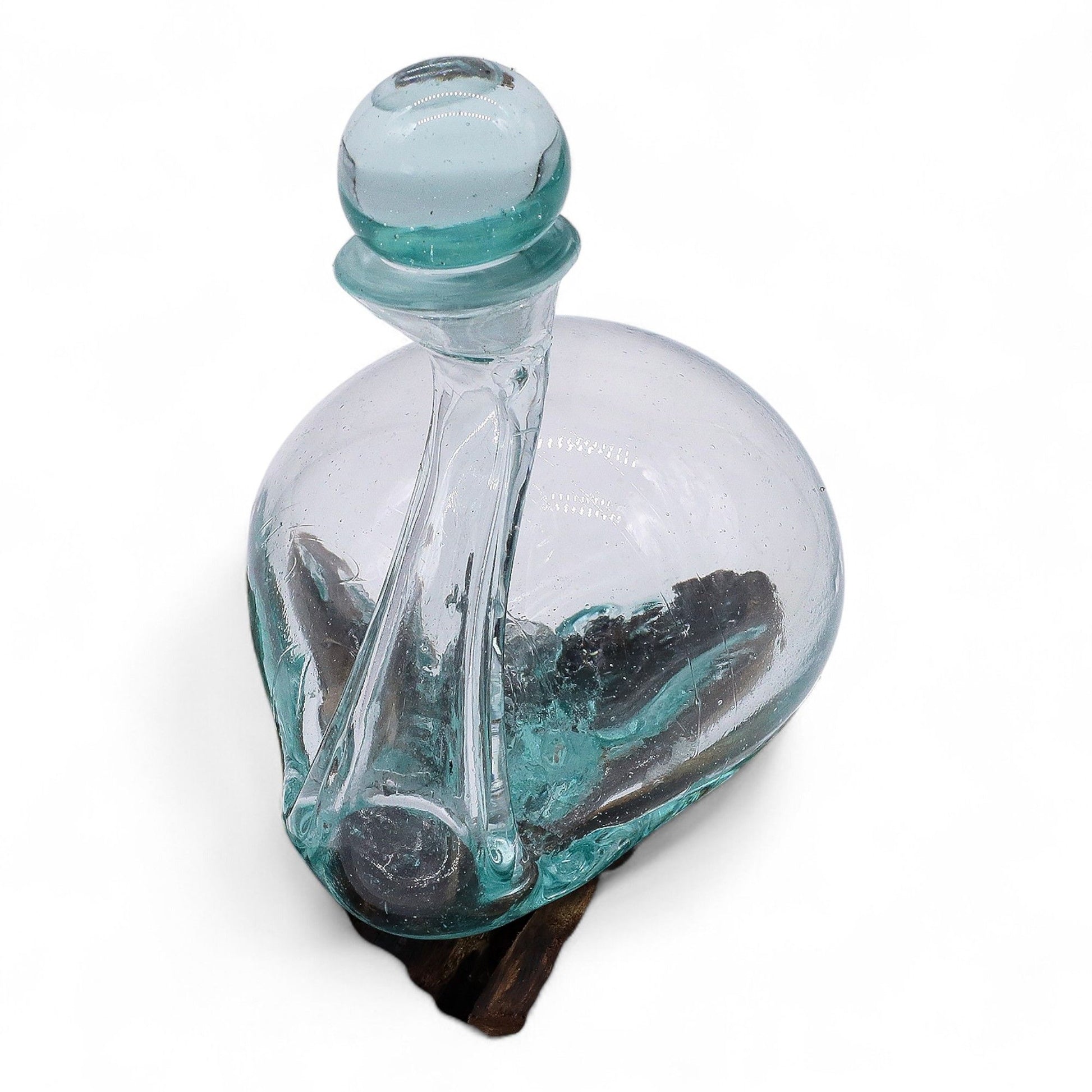 Gesmolten Glas Eend Karaf - speels eendensilhouet in gerecycled glas op Gliricidia Sepium hout, handgemaakt bohemian kunstobject, uniek cadeau, Karma Vibes Nederland
