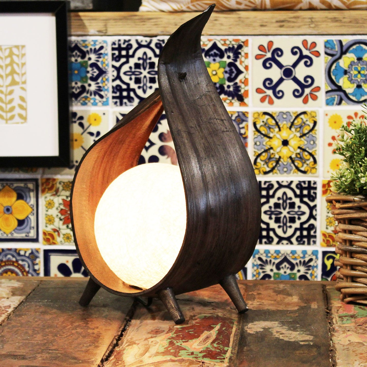 Close-up van natuurlijke kokosblad lamp met chocolate afwerking en organische vormgeving
