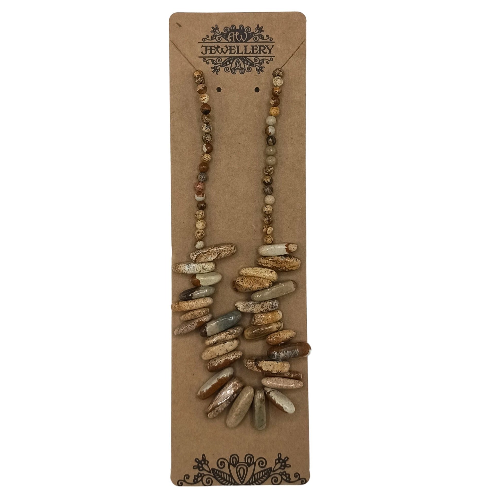 Detail langwerpige en ronde map stone chips in harmonieuze ketting compositie
