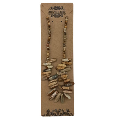 Detail langwerpige en ronde map stone chips in harmonieuze ketting compositie
