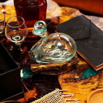 Gesmolten Glas Eend Karaf met Stop - zijaanzicht eendensilhouet op organisch Gamal hout, gerecycled glas Bali, uniek kunstobject bohemian woondecoratie, Karma Vibes Nederland
