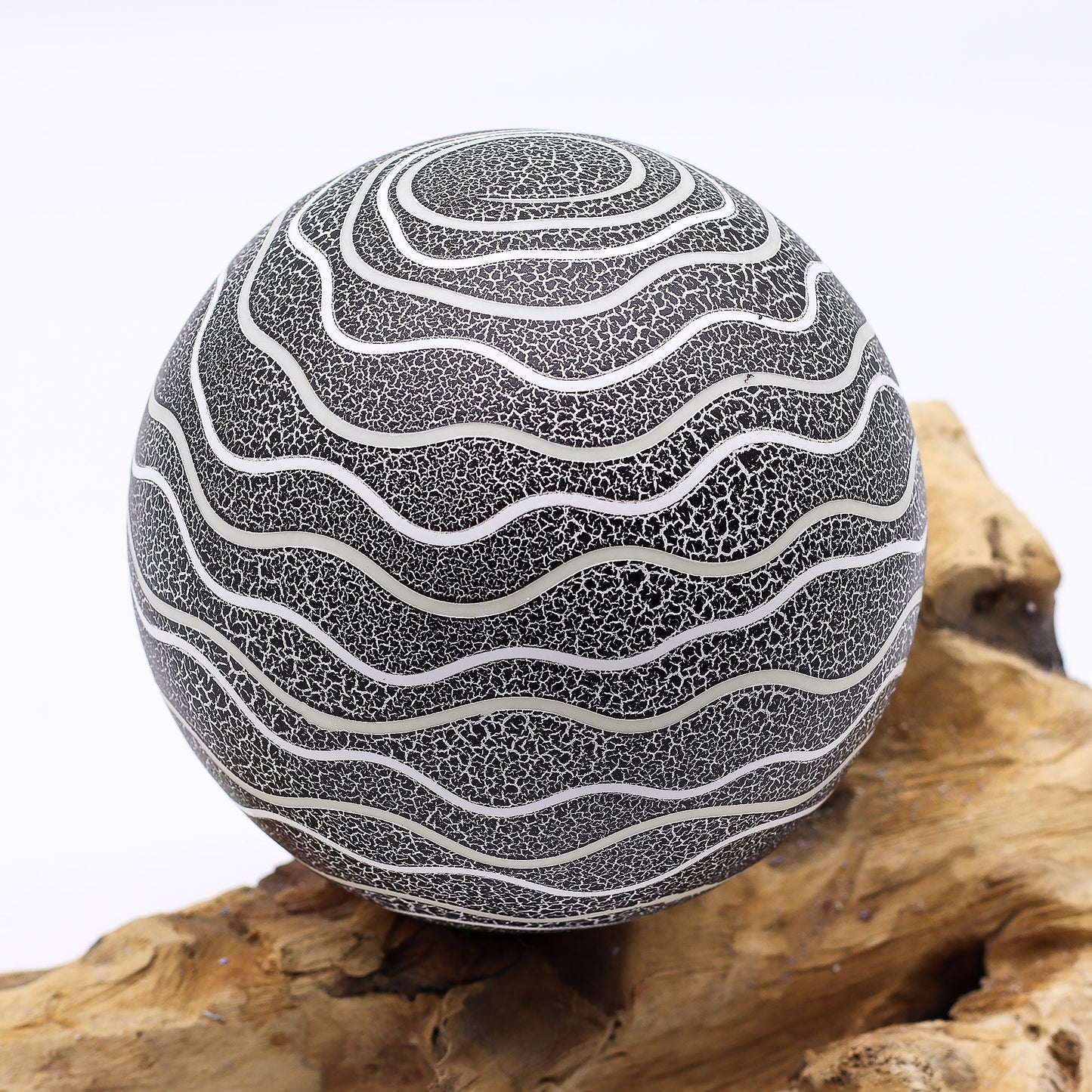 DriftGlow lamp close-up drijfhout textuur met grijze steen - bohemian decoratie
