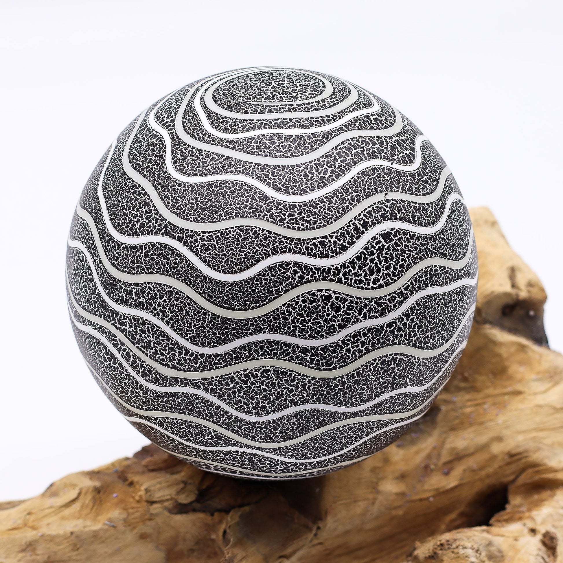 DriftGlow lamp close-up drijfhout textuur met grijze steen - bohemian decoratie
