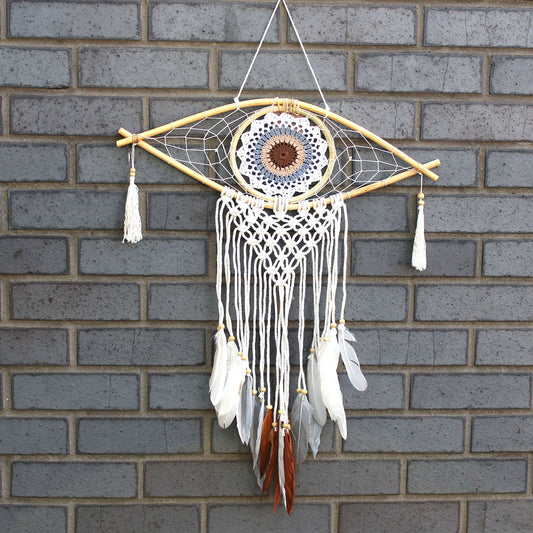 Handgemaakte macramé dromenvanger 45cm wit grijs bruin met Boze Oog symbool en ganzenveren

