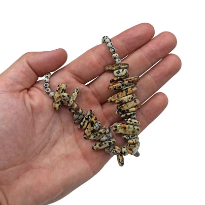 Volledige weergave elegante edelsteenchips ketting met dalmatier jaspis 44cm lengte
