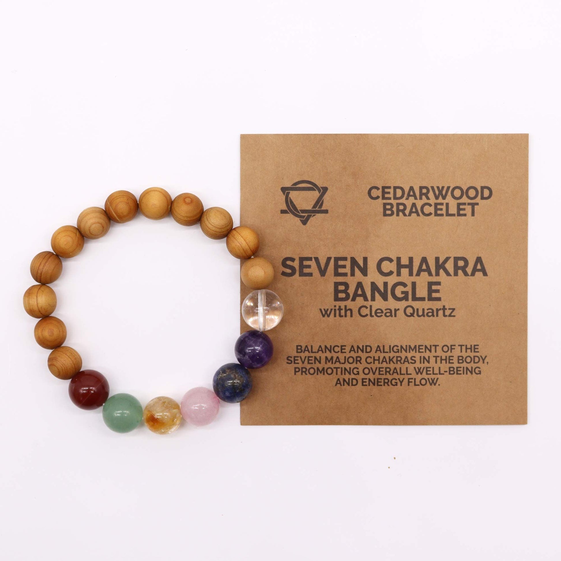 Close-up van een armband van cederhout met zeven chakra's, met natuurlijke houten kralen en levendige chakra-stenen in regenboogkleuren.
